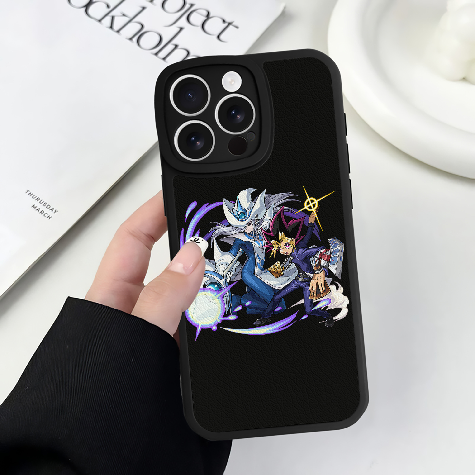 （画像用） 遊☆戯☆王 Yu-Gi-Oh! 【iPhone 16シリーズ対応】シリコンスマホケース（レザー調） 材質：シリコン